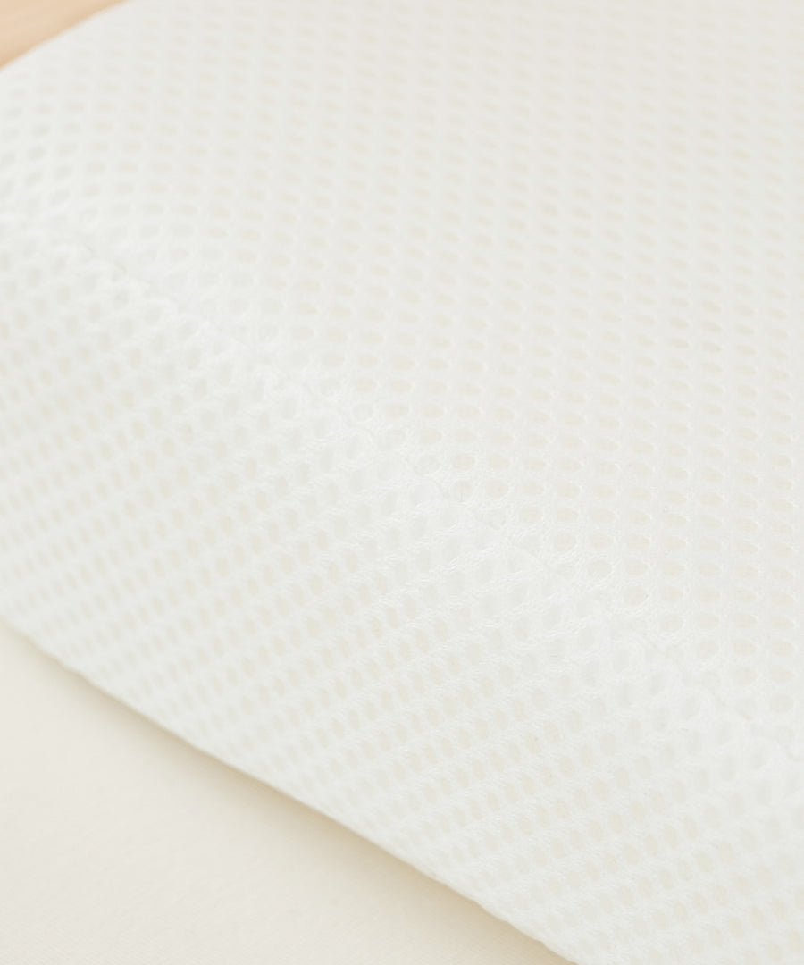 Kühl & hygienisch*Das hypoallergene Keilkissen (ca. 60× 38×7 cm) bleibt dank Belüftungslöchern und atmungsaktivem Meshbezug trocken und kühl.|Nahaufnahme Mesh-Bezug Keilkissen.