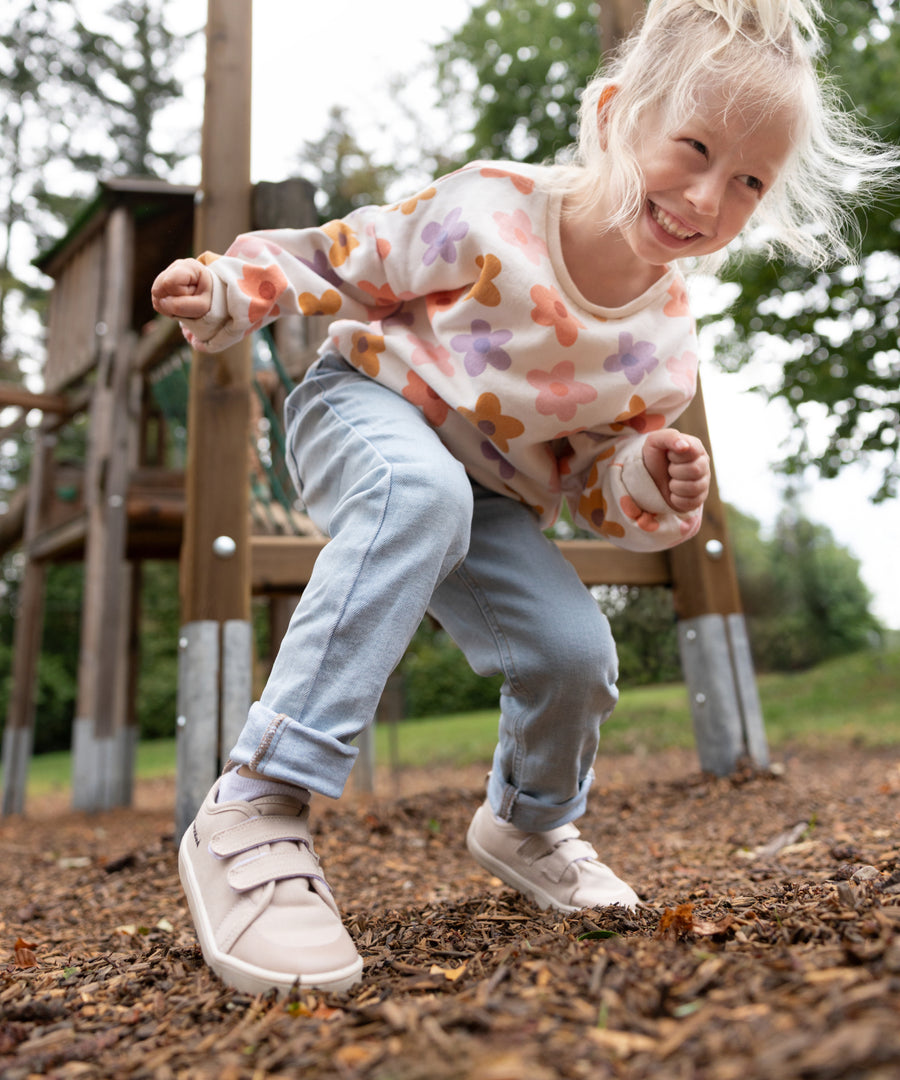 Kleine Füße, große Freiheit*Ob Kita, Spielplatz oder durch den Park – unsere Barfußschuhe sind ein unkomplizierter Begleiter für Frühling, Sommer & Herbst.|Kind trägt die Barfußschuhe in Beige beim Spielen und Entdecken im Freien.