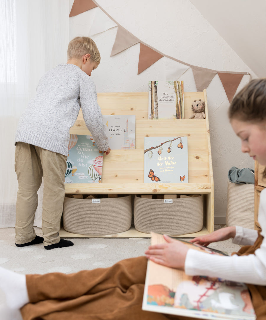Noch mehr Platz für Spielzeug*Der zusätzliche Stauraum unten bietet Platz für Spielzeug, Boxen oder Spiele und sorgt für noch mehr Ordnung im Kinderzimmer.|Unteres Fach des Kinderbücherregals mit Platz für Spielzeug und Aufbewahrungsboxen.