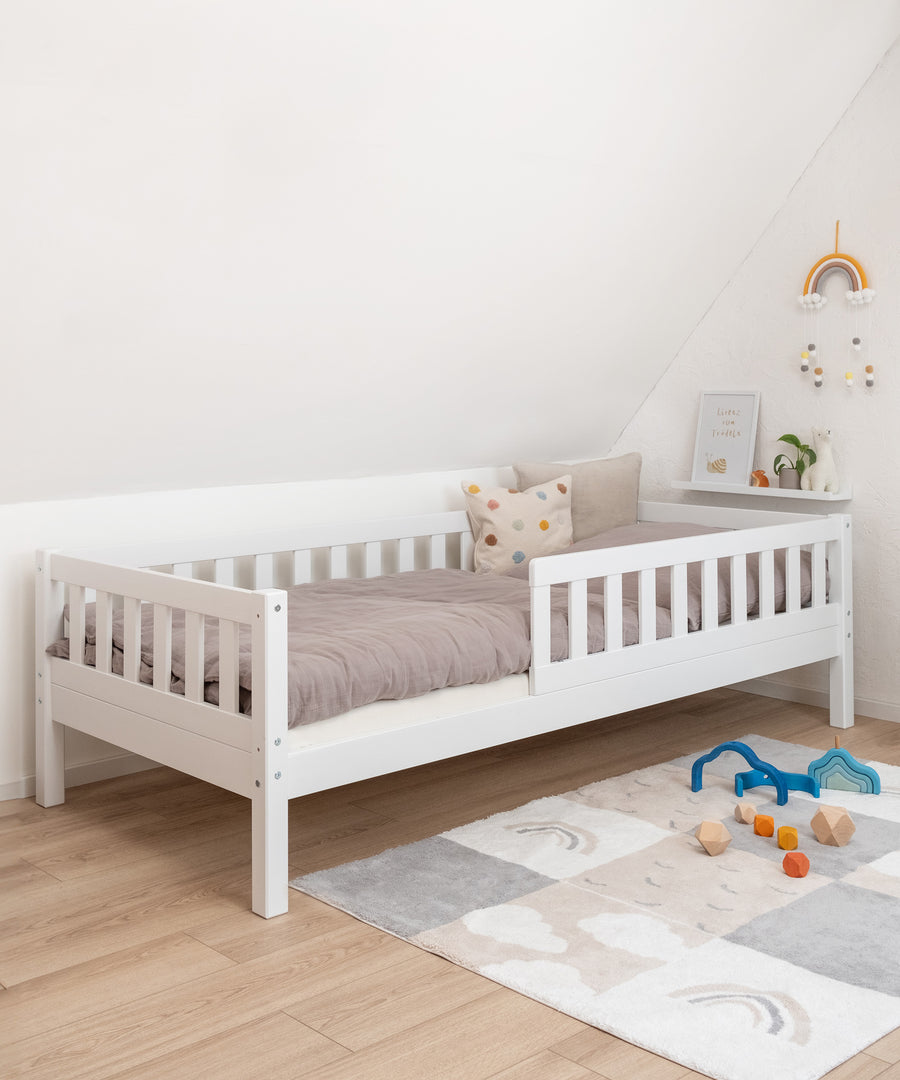 Leichter Einstieg*Durch die kinderfreundliche Bauweise unseres Kinderbetts ist der Einstieg bequem und einfach.|Kinderbett Kiefer Weiß steht in Kinderzimmer.