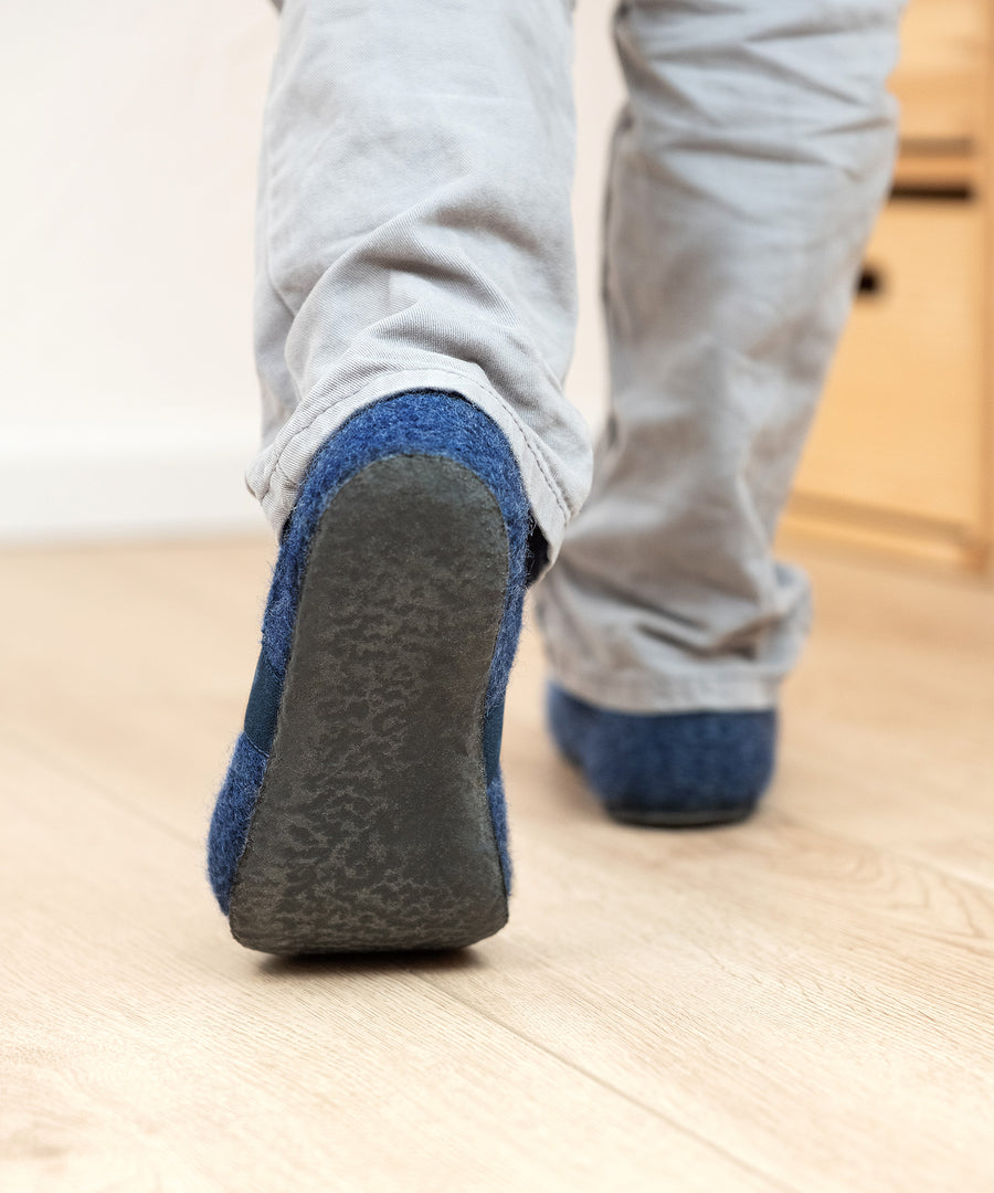 Sicher auf jedem Untergrund*Die rutschfeste Filz-Latex-Sohle gibt Halt auf glatten Indoor-Böden - perfekt für Kita, Kindergarten, Schule und Zuhause.|Rutschfeste Filz-Latex-Sohle.