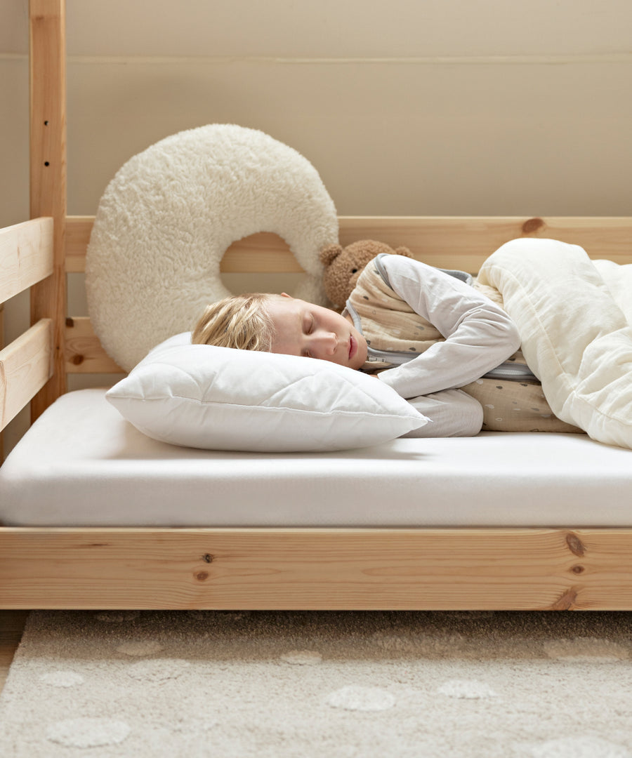 Sanfte Unterstützung*Mit einer Höhe von 15 cm ist das Kissen optimal angepasst an den Körperbau von Kindern ab 3 Jahren.|Kind schläft entspannt auf dem Kinderkissen.