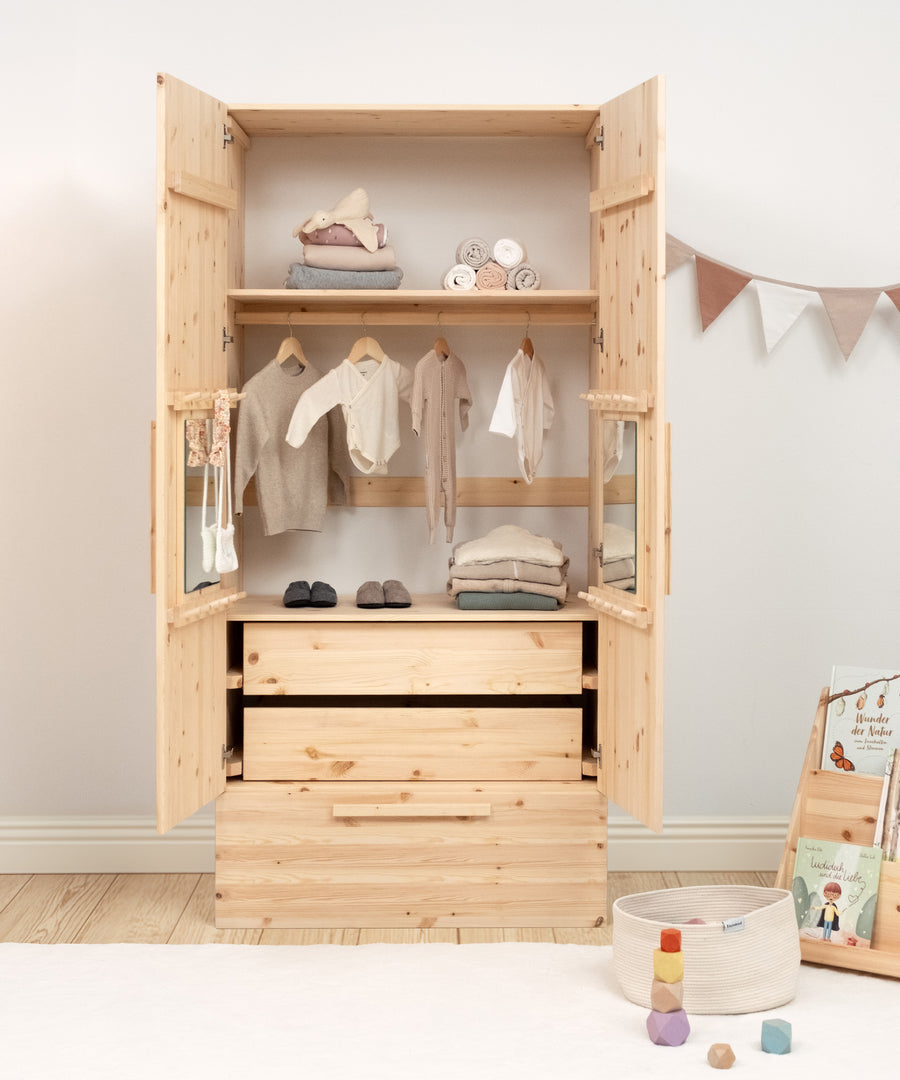 Mitwachsendes Design*Dank Rastersystem lässt sich der Innenraum individuell anpassen - so wächst der Schrank mit den Bedürfnissen deines Kindes mit.| Die flexible Innenaufteilung wächst mit dem Kind mit und lässt sich jederzeit neu gestalten.