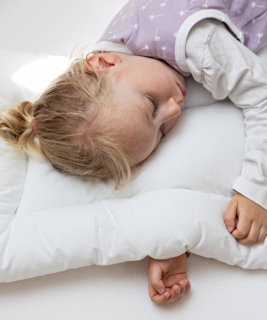 Praktisch & pflegeleicht*Das Kinderkissen ist komplett bei 60 °C waschbar und trocknergeeignet.|Kleinkind kuschelt sich an das Kleinkindkissen.