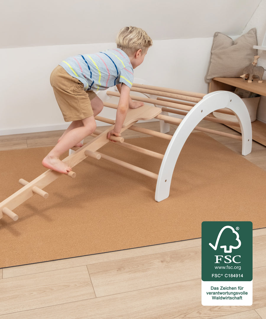 Fördert Fantasie & kreatives Spiel*Klettern, Rutschen, Höhlen bauen oder Wippe – der Kletterbogen bietet zahlreiche Möglichkeiten für kreativen Spielspaß.|Kind klettert auf Kletterbogen weiß-natur.