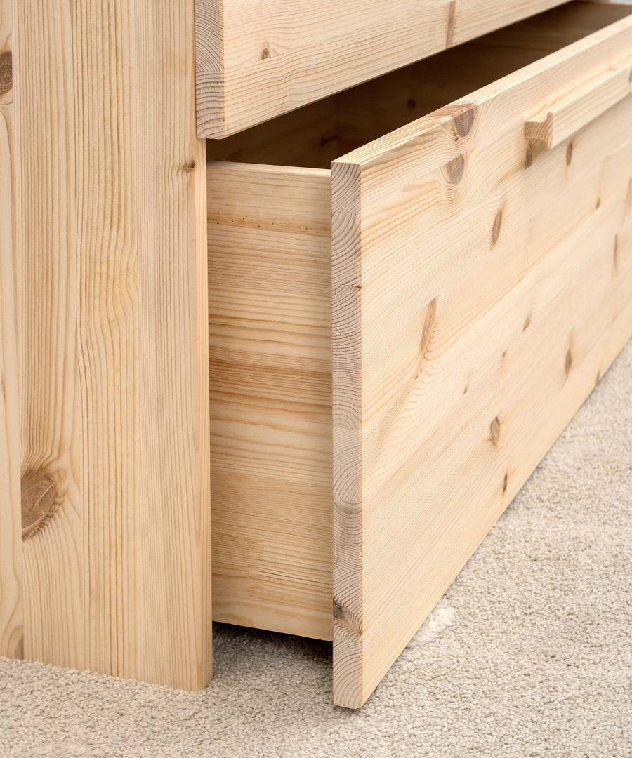 Ganz ausfahrbare Rollschublade*Die unterste Schublade auf Rollen kann komplett ausgefahren werden und eignet sich so ideal als Stauraum für Spielzeug u.v.m.| Die Rollschublade schafft leicht zugänglichen Stauraum, ideal für Kinder.