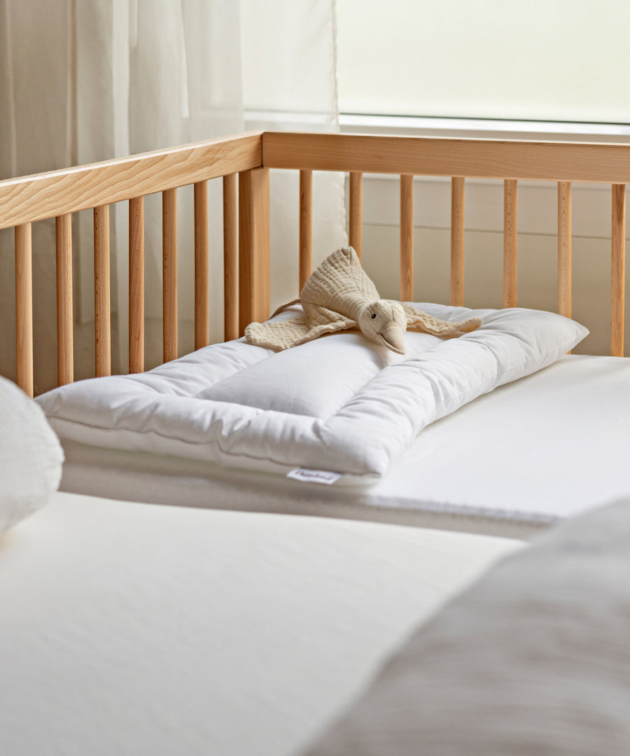 Kleinkindkissen auf einem Babybett.