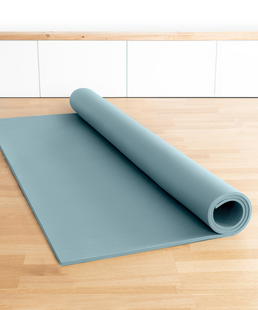 Farbe von der Krabbelmatte*Ausführung in Graublau.|Krabbelmatte PRO liegt eingerollt auf dem Boden.