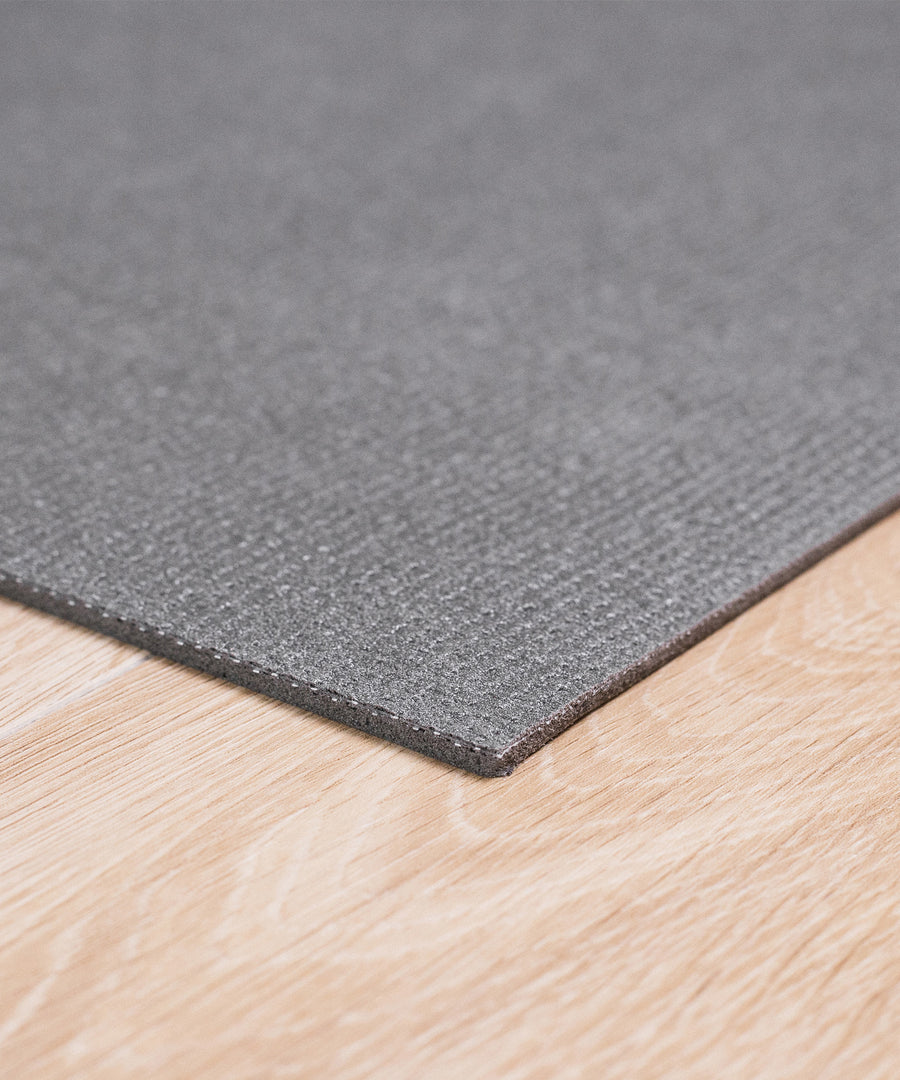 In vielen schönen Farben*Die Krabbelmatte ist nach OEKO-TEX STANDARD 100 zertifiziert und in vielen verschiedenen Größen und Farben verfügbar.|Nahansicht Krabbelmatte grau.
