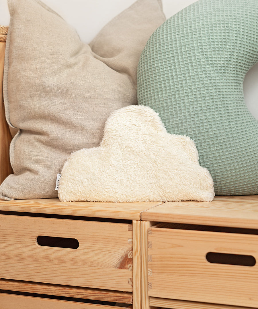 Gemacht für zarte Kinderhaut*Der waschbare Bezug aus 100 % Bio-Baumwolle in Teddy-Qualität ist anschmiegsam und besonders sanft zu empfindlicher Babyhaut.|Kissen aus 100 % Bio-Baumwolle mit weichem Teddystoff.