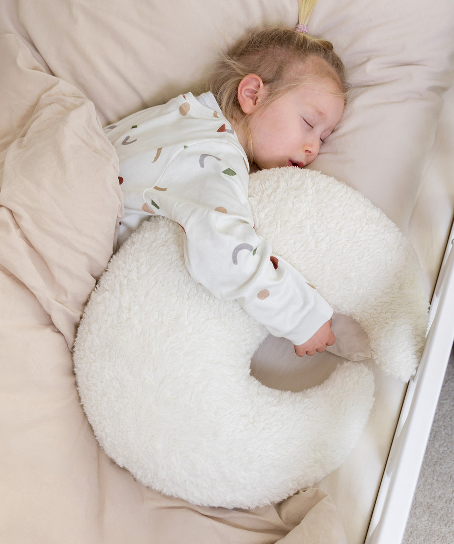 Pflegeleicht im Alltag*Das Kuschelkissen hat keinen störenden Reißverschluss und kann bei 30°C komplett in der Waschmaschine gewaschen werden.|Pflegeleichtes Kuschelkissen in Mondform aus weichem Teddystoff.