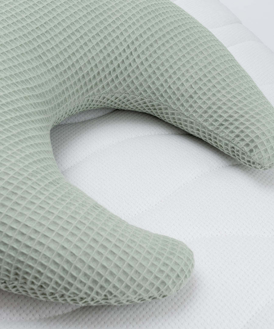 Hochwertige Materialien*Die Kissenhülle besteht aus 100% Bio-Baumwolle und ist gefüllt mit langlebiger Polyester-Hohlfaser - fluffig und formstabil.|Mondförmiges Kuschelkissen aus hochwertigem, pflegeleichtem Waffelpique für Kinder