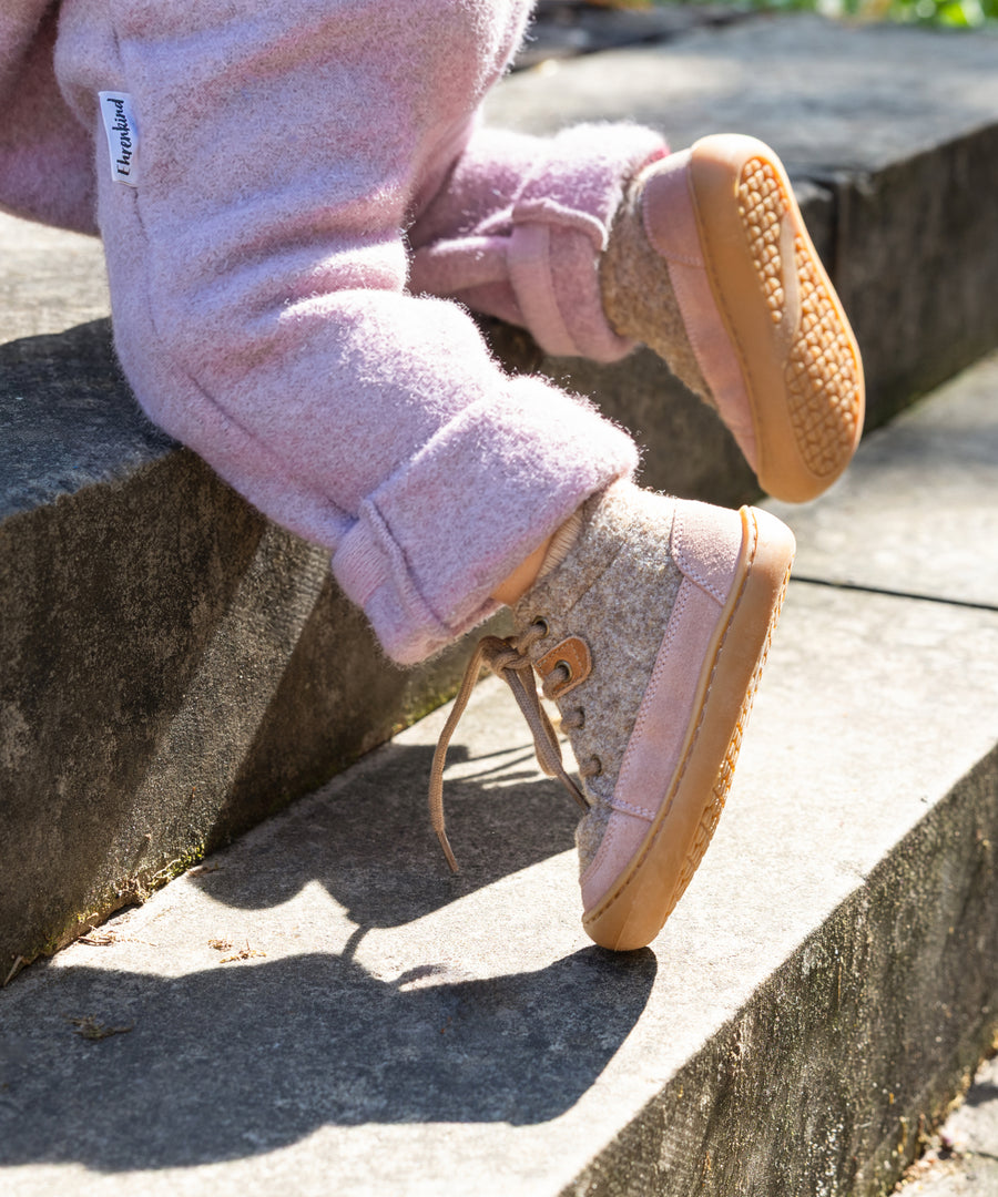Bewegungsfreiheit für kleine Füße*Mit der leichten, biegsamen Sohle sind die Lauflernschuhe ideal für Kleinkinder, die gerade die Welt auf eigenen Füßen entdecken.| Kleinkind trägt Lauflernschuhe in Altrosa.