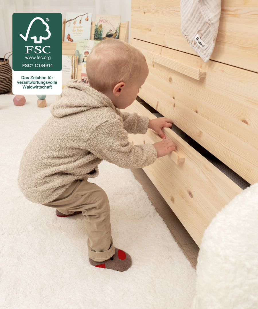 Soft-Close-System*Dank Soft-Close schließen die Schubladen leise. Lange Griffe ermöglichen ergonomisches Greifen - auch für kleine Hände.| Kind öffnet die Schublade selbstständig.