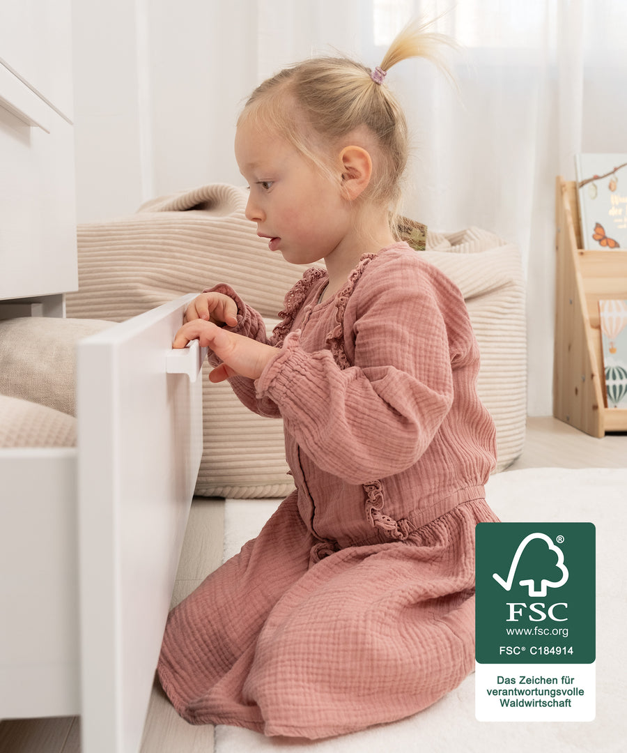 Soft-Close-System*Dank Soft-Close schließen die Schubladen leise. Lange Griffe ermöglichen ergonomisches Greifen - auch für kleine Hände.| Kind öffnet die Schublade selbstständig.