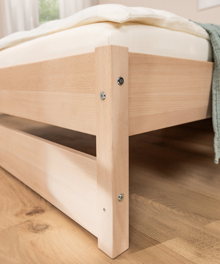 Massives Buchenholz*Gefertigt aus massivem, FSC®-zertifiziertem Buchenholz für eine natürliche Optik und langlebige Qualität.|Detail des massiven, naturbelassenen Buchenholzes am Jugendbett Nova Pro.