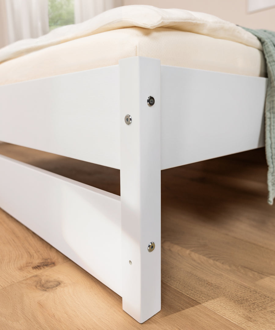 Massives Buchenholz*Gefertigt aus massivem, FSC®-zertifiziertem Buchenholz für eine natürliche Optik und langlebige Qualität.|Detail des massiven, weiß lackierten Buchenholzes am Jugendbett Nova Pro.