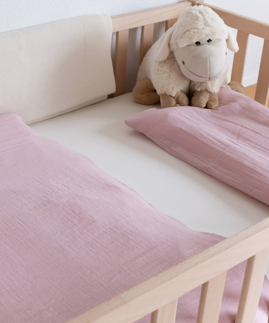 Angenehm weich, ohne zu knistern*Die Auflage knistert nicht, wenn dein Kind sich bewegt, und sorgt so für ruhige und ungestörte Nächte im Kinderbett.|Geräuschlose Matratzenauflage für ruhigen Schlaf ohne Knistern