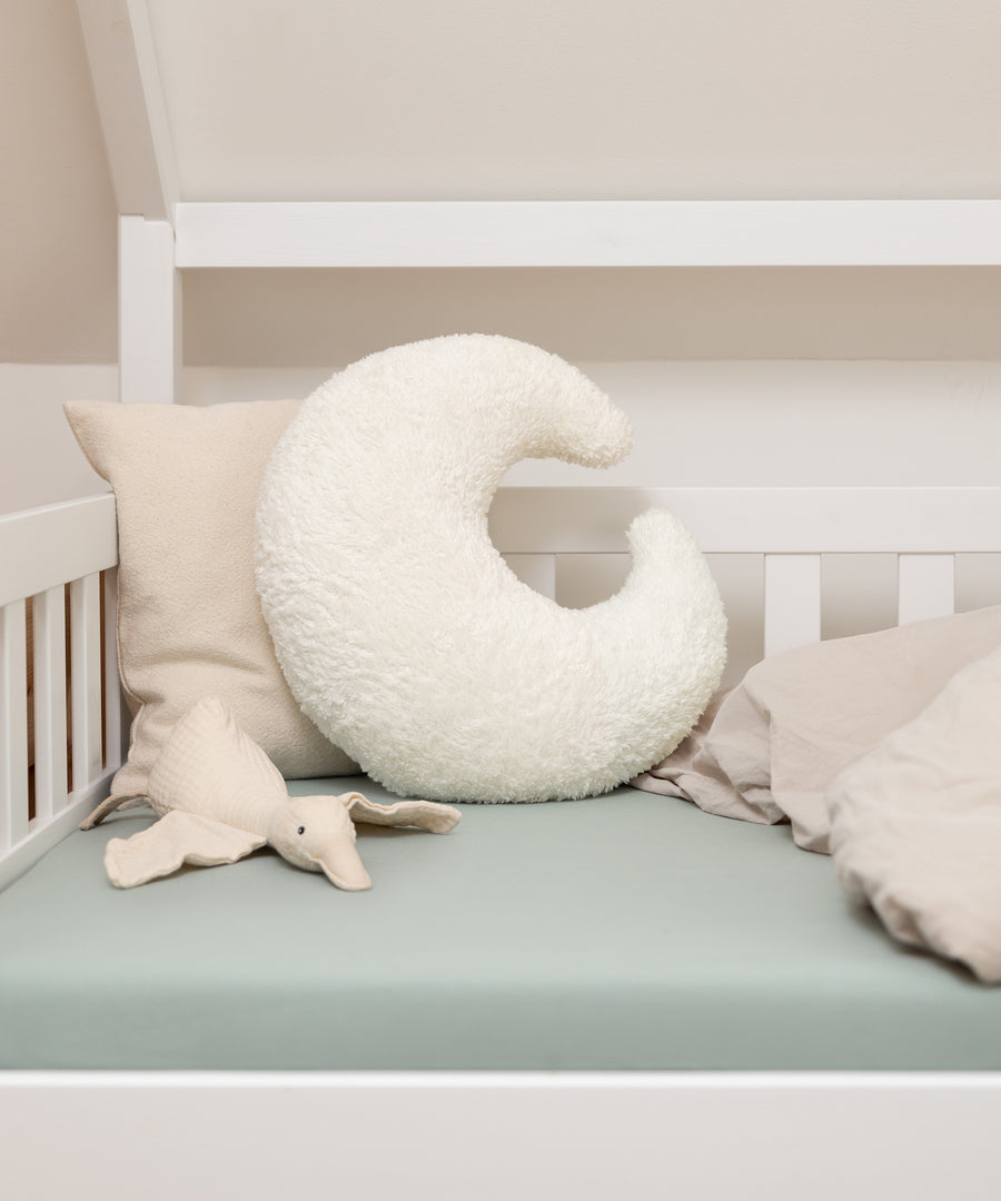 Kuschelmond zum Träumen*Das Kissen aus weichem Teddystoff bringt Geborgenheit ins Kinderzimmer - ob als Kuschelbegleiter oder als stilvolles Dekokissen.|Kuschelkissen in Mondform aus Teddystoff als natürliche Kinderzimmer-Deko.