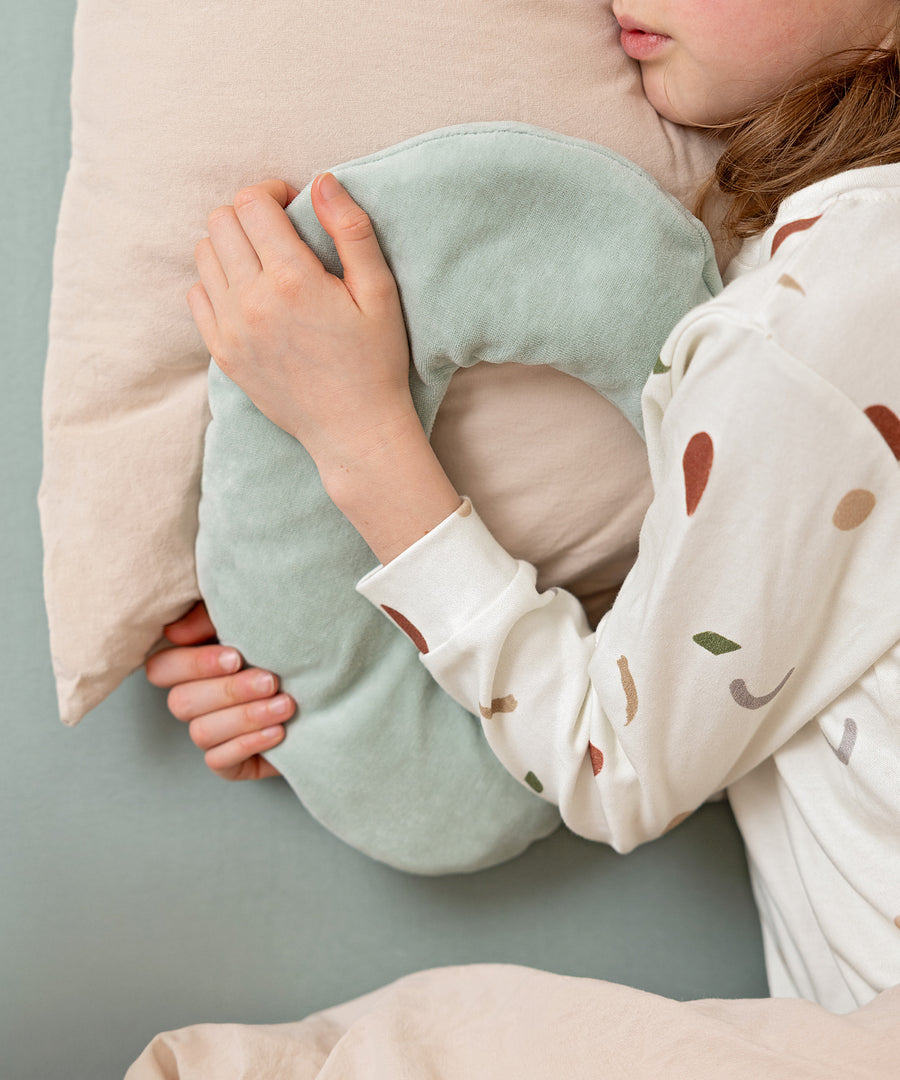 Das weiche Mondkissen sorgt für entspannende Wärme in ruhigen Kuschelmomenten.