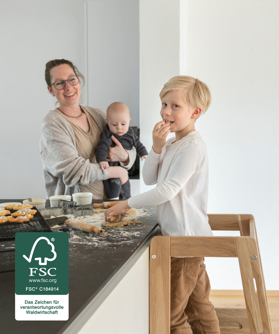 Von Montessori inspiriert*Mit dem Montessori-Möbelstück kann dein Kind Küche, Esstisch oder Waschbecken sicher erreichen und Neues entdecken.| Lernturm aus Eiche ermöglicht sicheres Mithelfen in der Küche.
