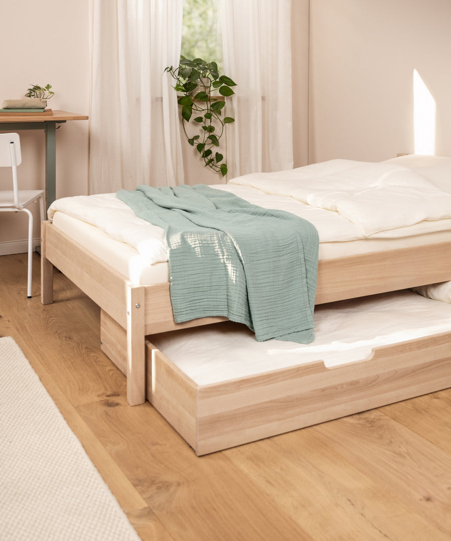 Stauraum nach Bedarf*Mit optionalem Bettkasten oder zwei Schubladen nutzt du den Platz unter dem Bett praktisch und flexibel.| Jugendbett Nova Natur mit Bettkasten.