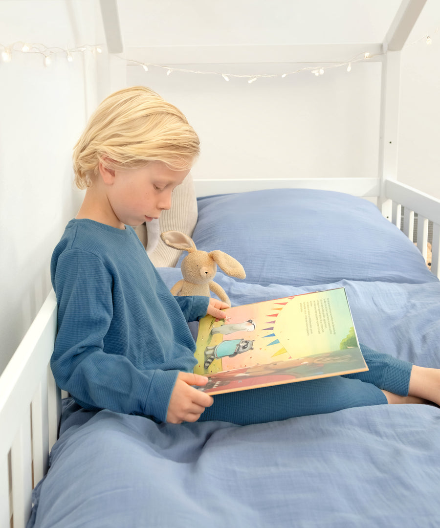 Gemütliche Kuschelecke*Ob zum Kuscheln oder Träumen - das Hausbett wird mit Lichterketten oder Vorhängen zur gemütlichen Wohlfühloase.| Panorama Hausbett Kiefer Weiß mit Deko und Bettwäsche.