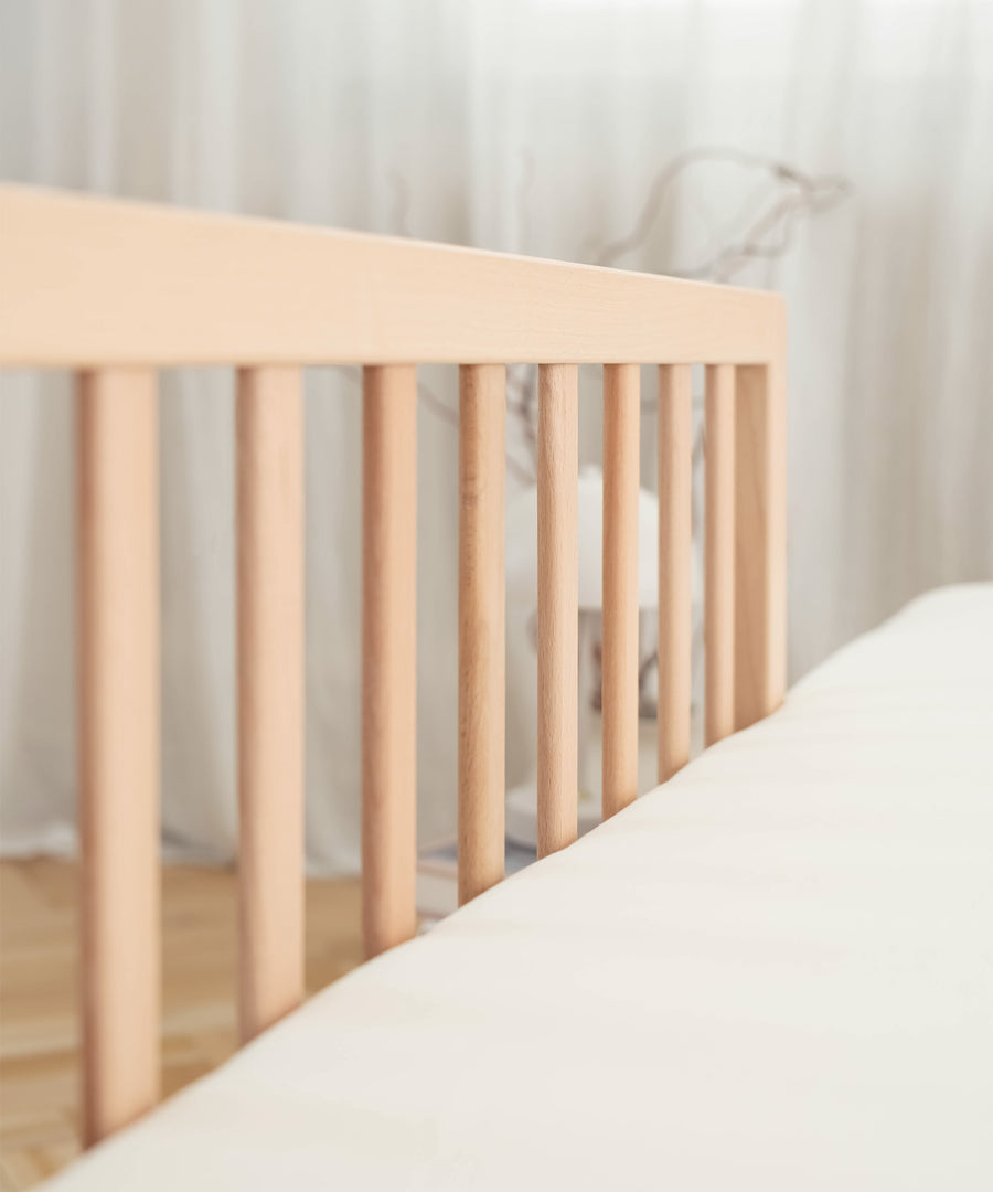 Rausfallschutz Buche Natur an Bett montiert.