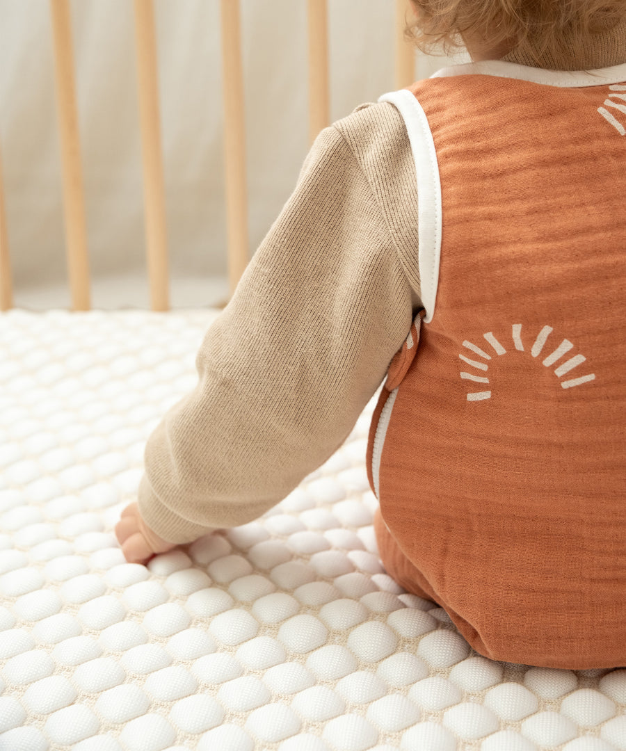 Reißverschluss mit Schutzabdeckung*Rundum-Reißverschluss ermöglicht unkompliziertes An- und Ausziehen.|Schlafsack-Reißverschluss mit Schutzabdeckung.