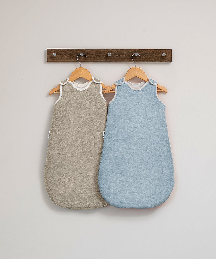 100% natürliche Materialien*Der Schlafsack aus Bio-Baumwolle mit reinster Schurwollfüllung bietet deinem Baby Geborgenheit und ein optimales Schlafklima.|Babyschlafsack rund mit Wollwattierung in Hellblau und Beige