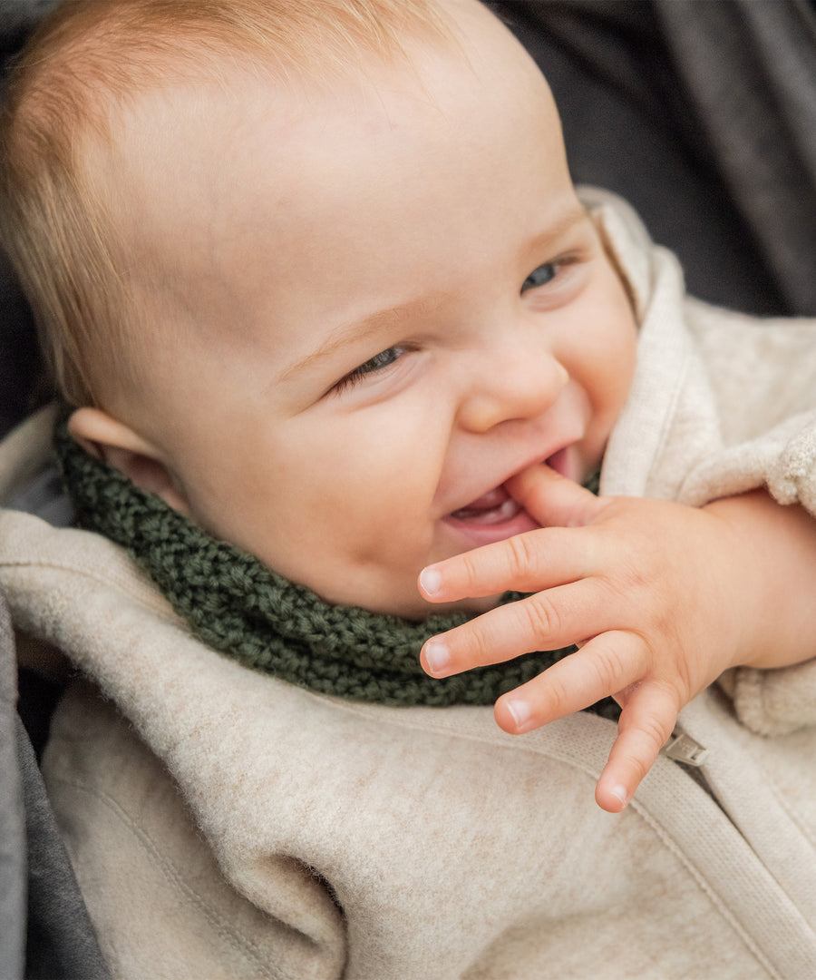 Der Schlauchschal lässt sich einfach über den Kopf ziehen, auch bei Babys einfach anzuziehen.
