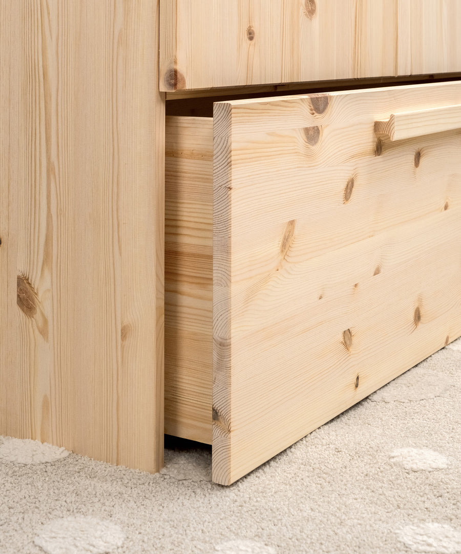 Praktische Rollschublade*Die Rollschublade für Stauraum auf Kinderhöhe - leicht zu bedienen, ideal für Kleidung oder Spielsachen und perfekt alltagstauglich.| Die Rollschublade bietet zusätzlichen Stauraum.