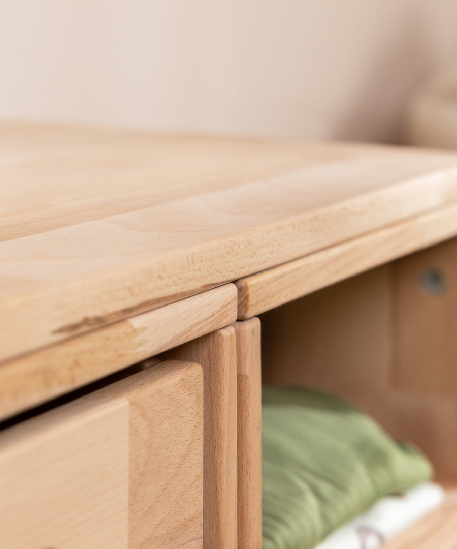 Natürliches Holzdesign*Die Oberfläche aus Buche bringt Wärme und Natürlichkeit ins Kinderzimmer und passt zu modernen Einrichtungsstilen.|Tischplatte aus Buche mit natürlicher Holzoberfläche.