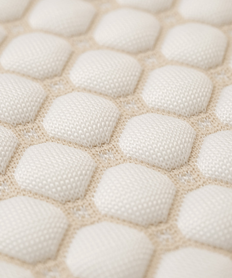 Für alle Jahreszeiten geeignet*Die 3D-Noppenstruktur unterstützt erholsamen Schlaf.
Überschüssige Feuchtigkeit wird zuverlässig abgeleitet.|Detailaufnahme von kühlender Matratzenauflage mit 3D Noppenstruktur.