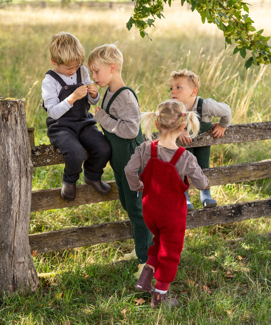 Perfekter Begleiter für kühle Tage*Die Latzhose aus Wollwalk hält dein Kind bei kalten Temperaturen zuverlässig warm und schützt vor Wind und Feuchtigkeit.| Kinder tragen die Walk-Latzhose in den verschiedenen Farben.