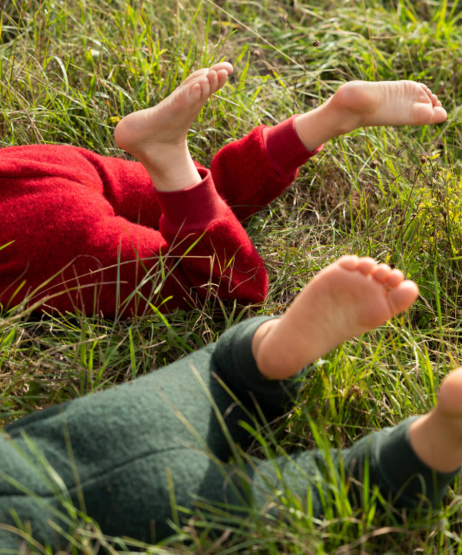 Große Bewegungsfreiheit*Die bequeme Outdoor-Hose mit Bündchen ist dehnbar und punktet mit geringem Gewicht – für viel Freiheit beim Spielen.|Walk-Latzhose mit Bündchen in Rot und Waldgrün.