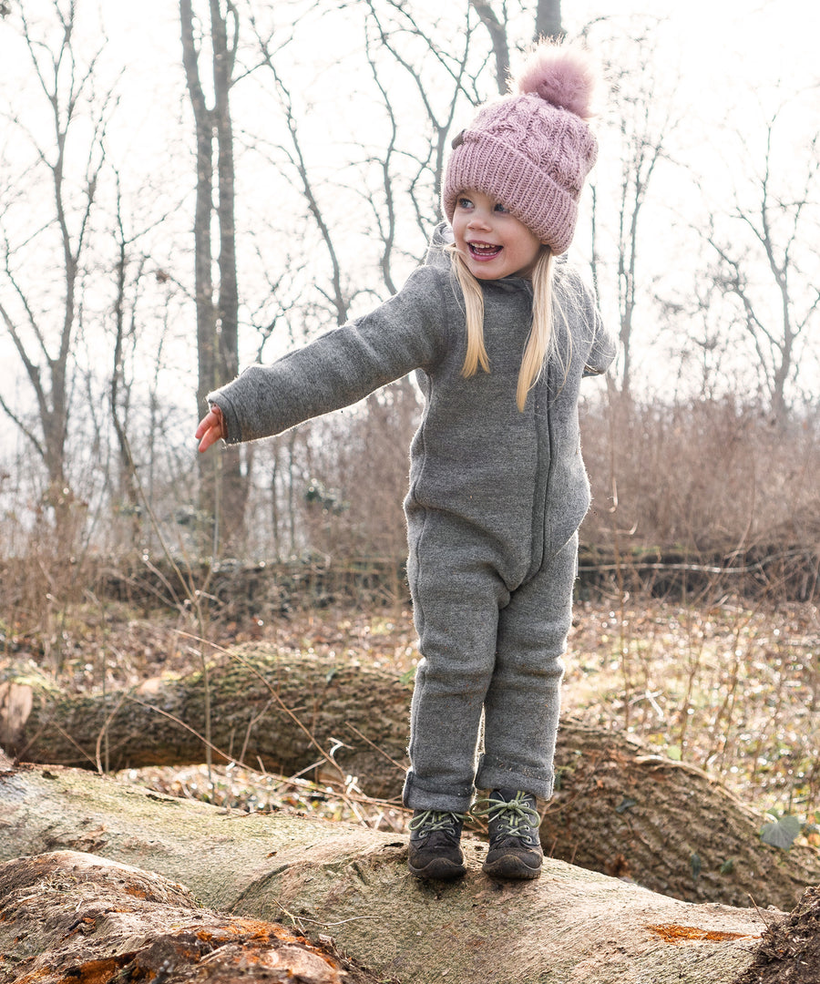 Reine Schurwolle*Die eingesetzten Walkstoffe sind zu 100 % ein reines Naturprodukt, es werden keinerlei chemische Fasern verwendet. Walkoverall in Grau.|Kind trägt den Walkoverall in Grau.