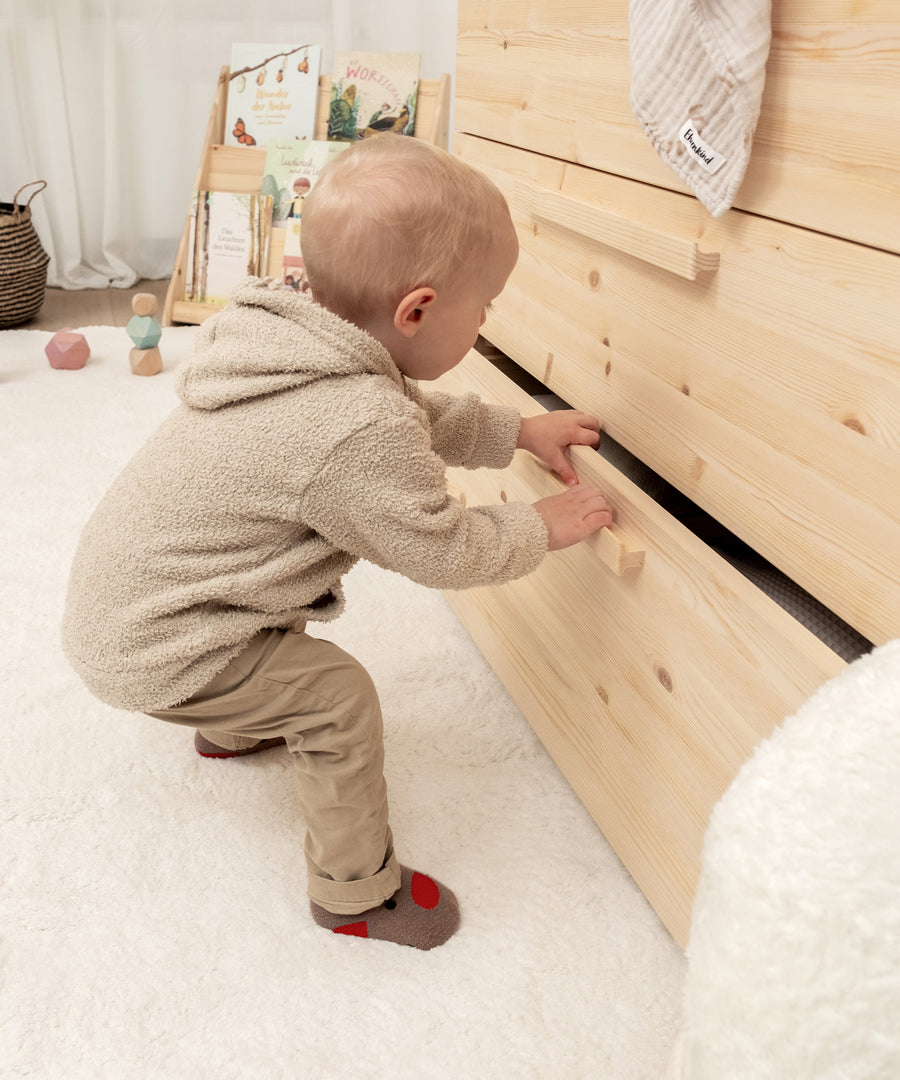 Soft-Close-System*Dank Soft-Close schließen die Schubladen leise. Lange Griffe (40 cm) ermöglichen ergonomisches Greifen - auch für kleine Hände.| Kind öffnet die Schublade selbstständig.