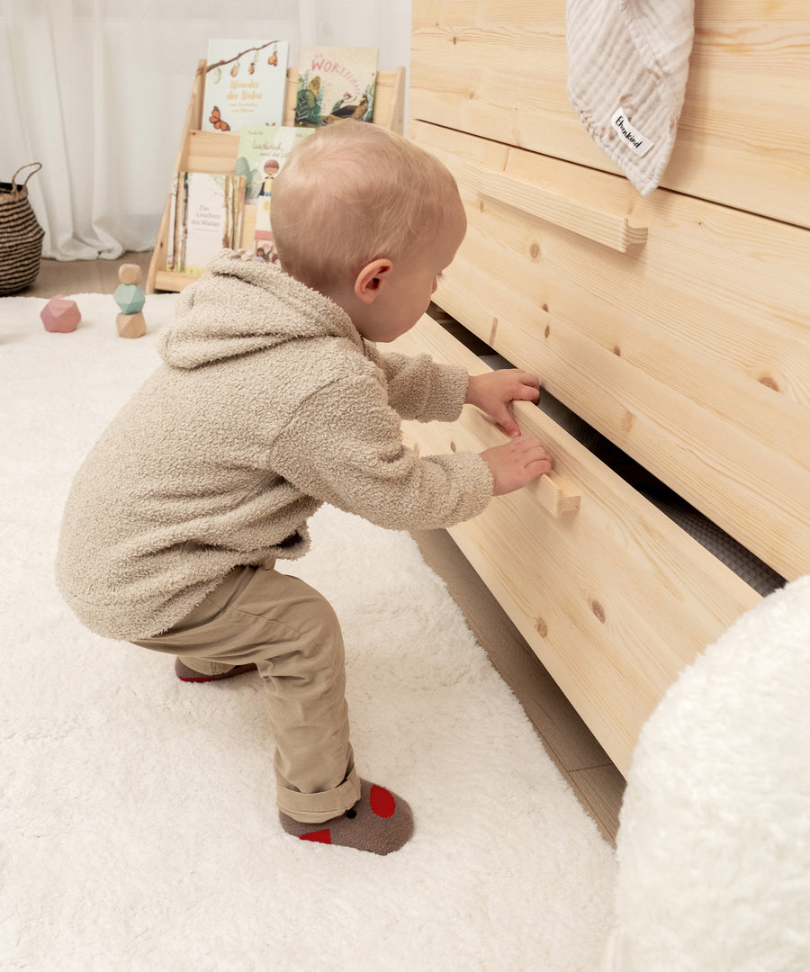 Soft-Close-System*Dank Soft-Close schließen die Schubladen leise. Lange Griffe ermöglichen ergonomisches Greifen - auch für kleine Hände.| Kind öffnet die Schublade selbstständig.