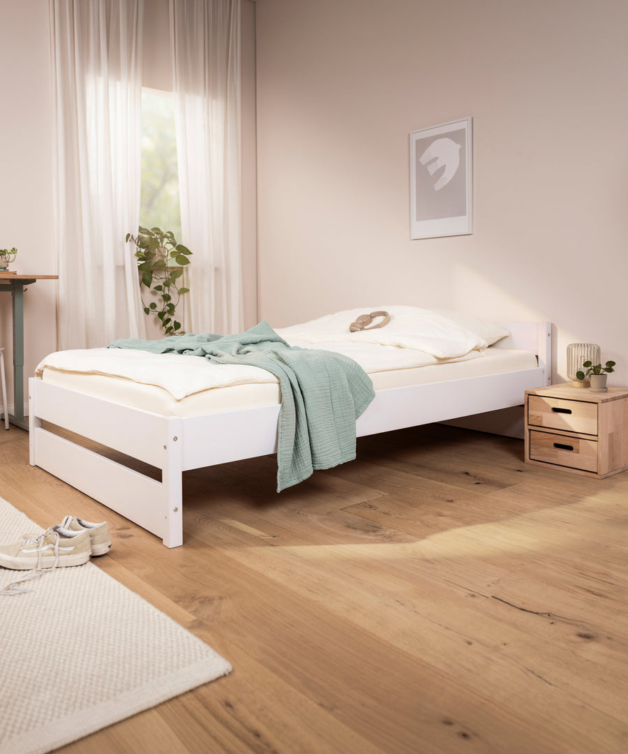 Zeitloses Design*Minimalistisch, klar und vielseitig kombinierbar: Nova Pro bleibt auch bei neuen Farben und Wohnideen passend.|Nova Pro aus weiß lackierter Buche mit minimalistischem Design in einem modern eingerichteten Jugendzimmer.